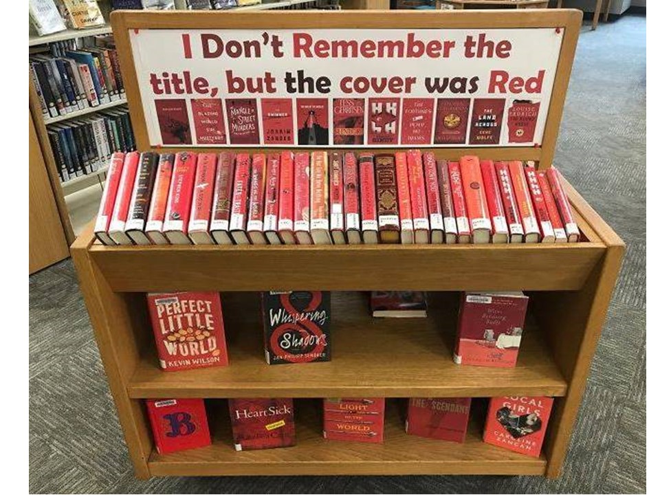 Библиотечная выставка с заголовком на английском языке " Я не помню название книниги, но она была красная"