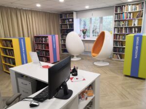Интерьер обновленной библиотеки - крело-яйцо