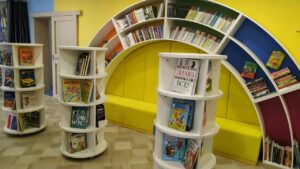 Стеллаж Радуга в модельной детской библиотеке
