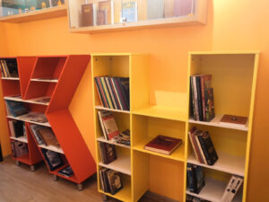 Книжные стеллажи в слове КНИГА в Толпуховской сельской библиотеке Собинского района.