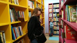 Читатель смотрит новые книги в открытом доступе