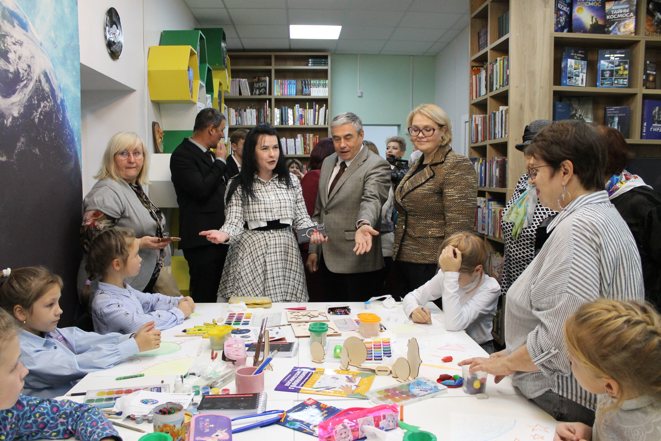 Министр культуры Владимирской области и Глава Ковровского района общаются с детьми, которые занимаются на мастер-классе