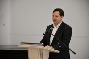 Заместитель министра Владимирской области за трибуной перед микрофоном =