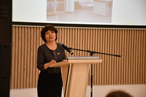 Выступает директор Центральной городской библиотеки города Владимира