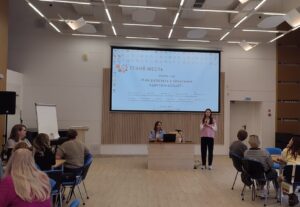 На фоне заставки с названием интенсива кураторы федерального проектного офиса проекта Гений места из РГБ