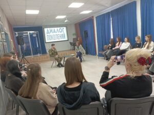 Боец СВО дает интервью ведущей мероприятия