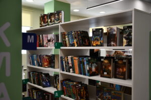 Книжный стеллаж с новой литературой
