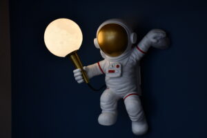Светильник в форме космонавта